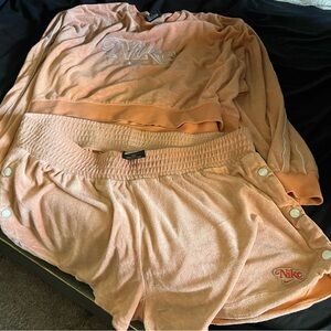 Nike / sweater and shorts